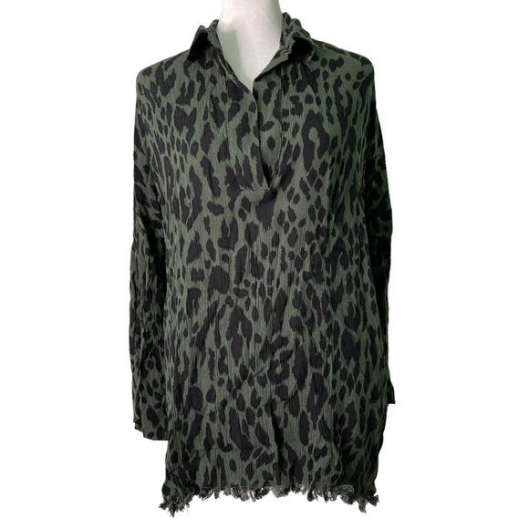 Umgee Cheetah Print Tunic Blouse V-Neck Raw Hem Green & Black (Size M) - Picture 2 of 14